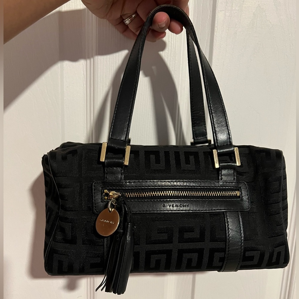 Authentic Give nchy handbag